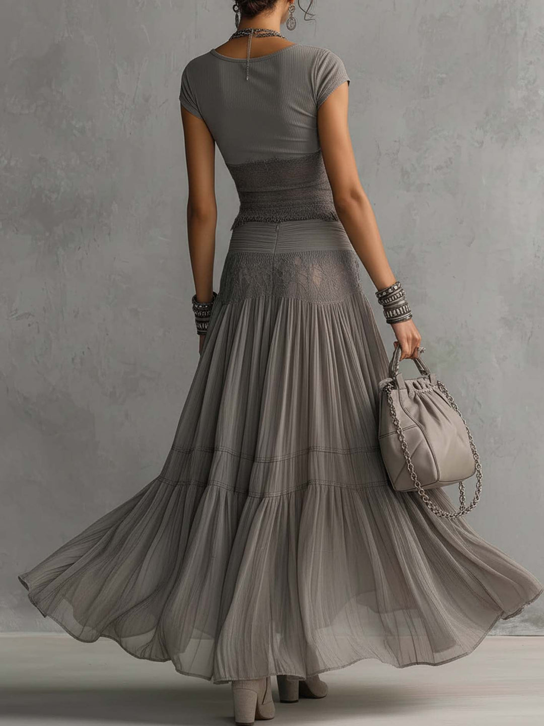 Alba - Completo cu top gri cu panouri din dantelă și fustă lungă plisată