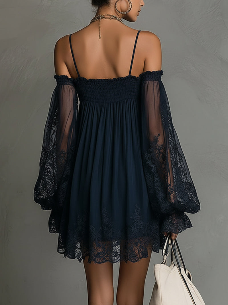 Noemi - Rochie mini din chiffon albastru închis cu decolteu la umeri, bordură din dantelă și mâneci transparente