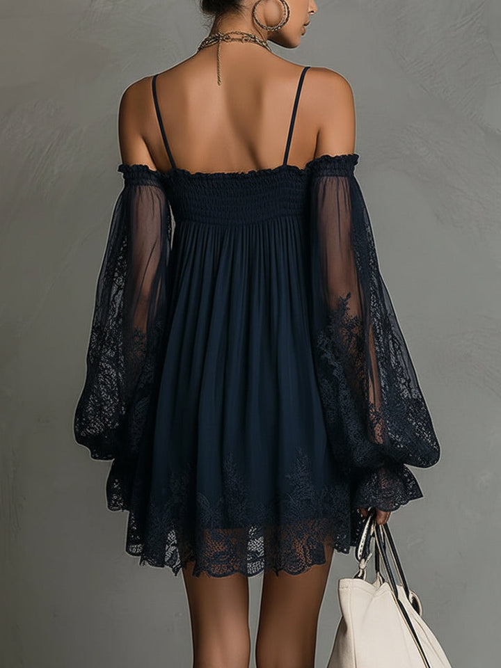 Noemi - Rochie mini din chiffon albastru închis cu decolteu la umeri, bordură din dantelă și mâneci transparente