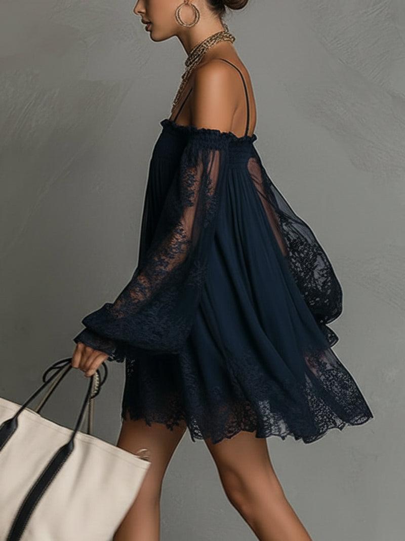 Noemi - Rochie mini din chiffon albastru închis cu decolteu la umeri, bordură din dantelă și mâneci transparente