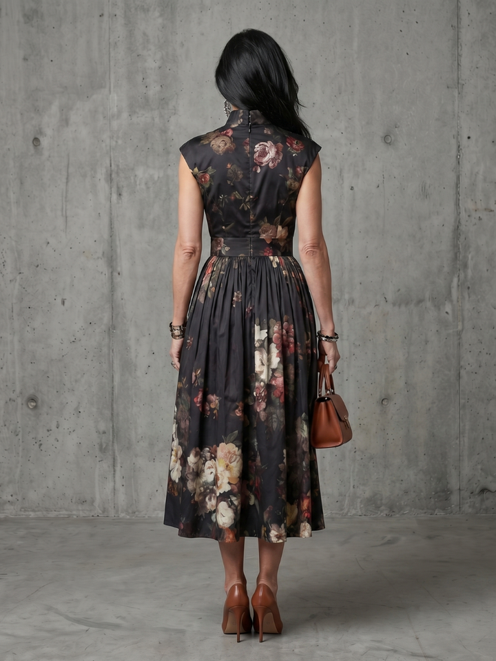 Greta | Rochie Midi Florală Plisată cu Guler Înalt și Decupaj