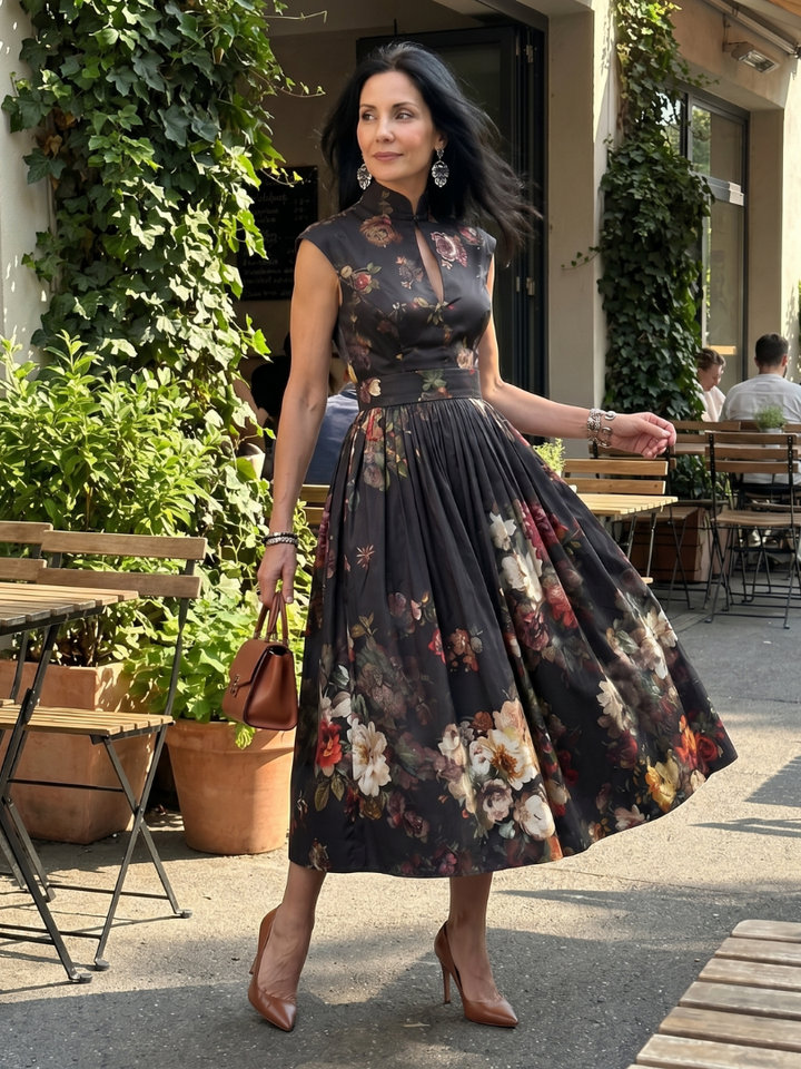Greta | Rochie Midi Florală Plisată cu Guler Înalt și Decupaj