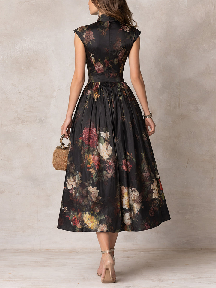 Violetta - Rochie midi neagră din satin plissetat cu motiv floral și guler cu deschidere în formă de cheie