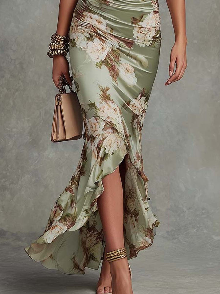 Anna - Rochie lungă asimetrică din satin verde cu decolteu în V, mâneci clopot plisate și motiv floral