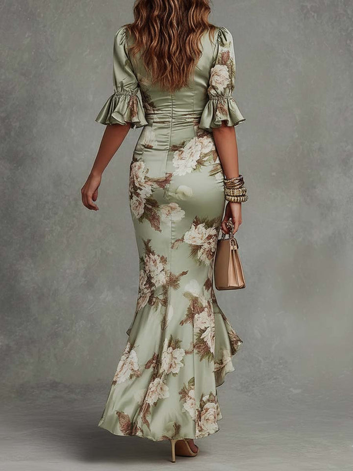 Anna - Rochie lungă asimetrică din satin verde cu decolteu în V, mâneci clopot plisate și motiv floral