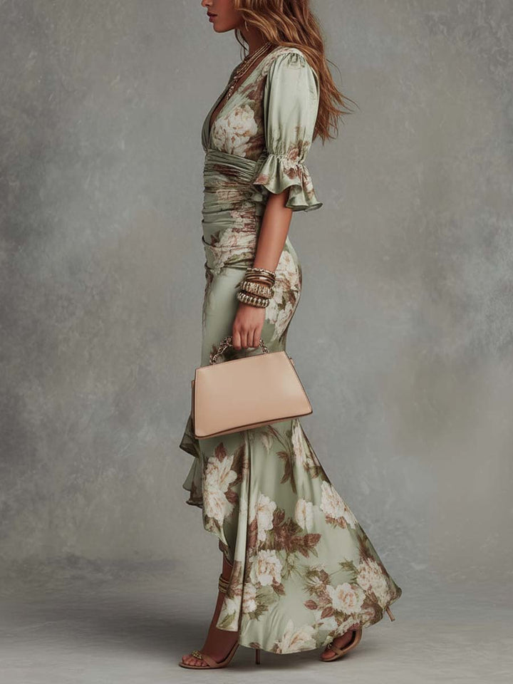 Anna - Rochie lungă asimetrică din satin verde cu decolteu în V, mâneci clopot plisate și motiv floral