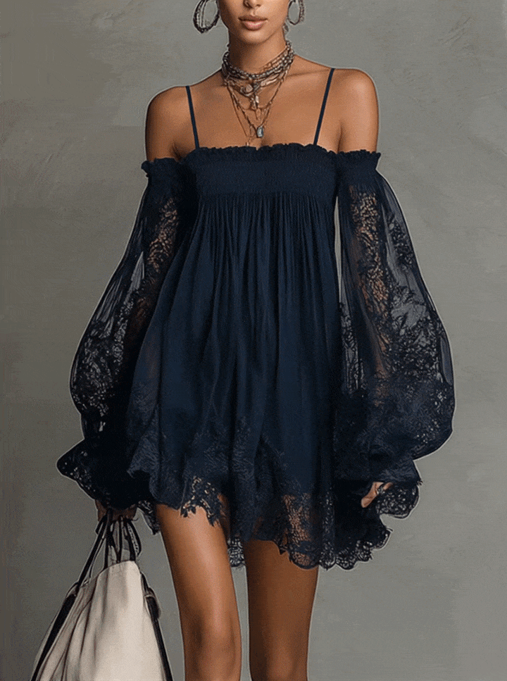 Noemi - Rochie mini din chiffon albastru închis cu decolteu la umeri, bordură din dantelă și mâneci transparente
